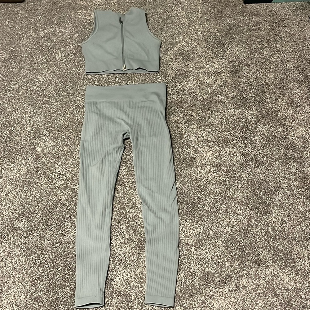 Amazon workout set size small worn a couple times. Fits like an XS